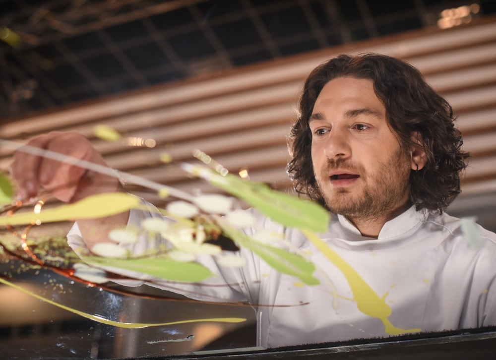 Chef Forin Dumitrescu gătește cu fetițele lui