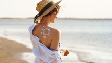 Femeie la plaja, pe malul marii