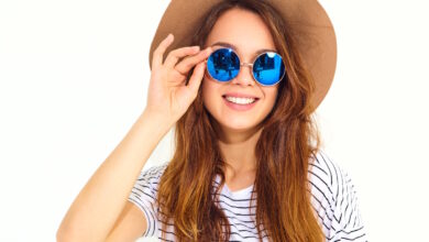 Femeie cu ochelari de soare albastri